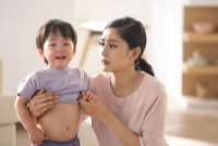 Nguyên nhân bé 2 tuổi ăn không tiêu bị nôn & Cách xử lý